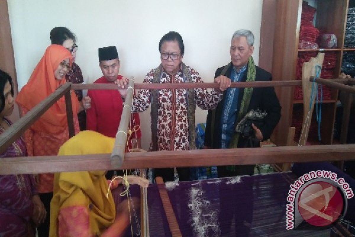 Masukan Oesman Sapta demi populerkan Kain Sambas 