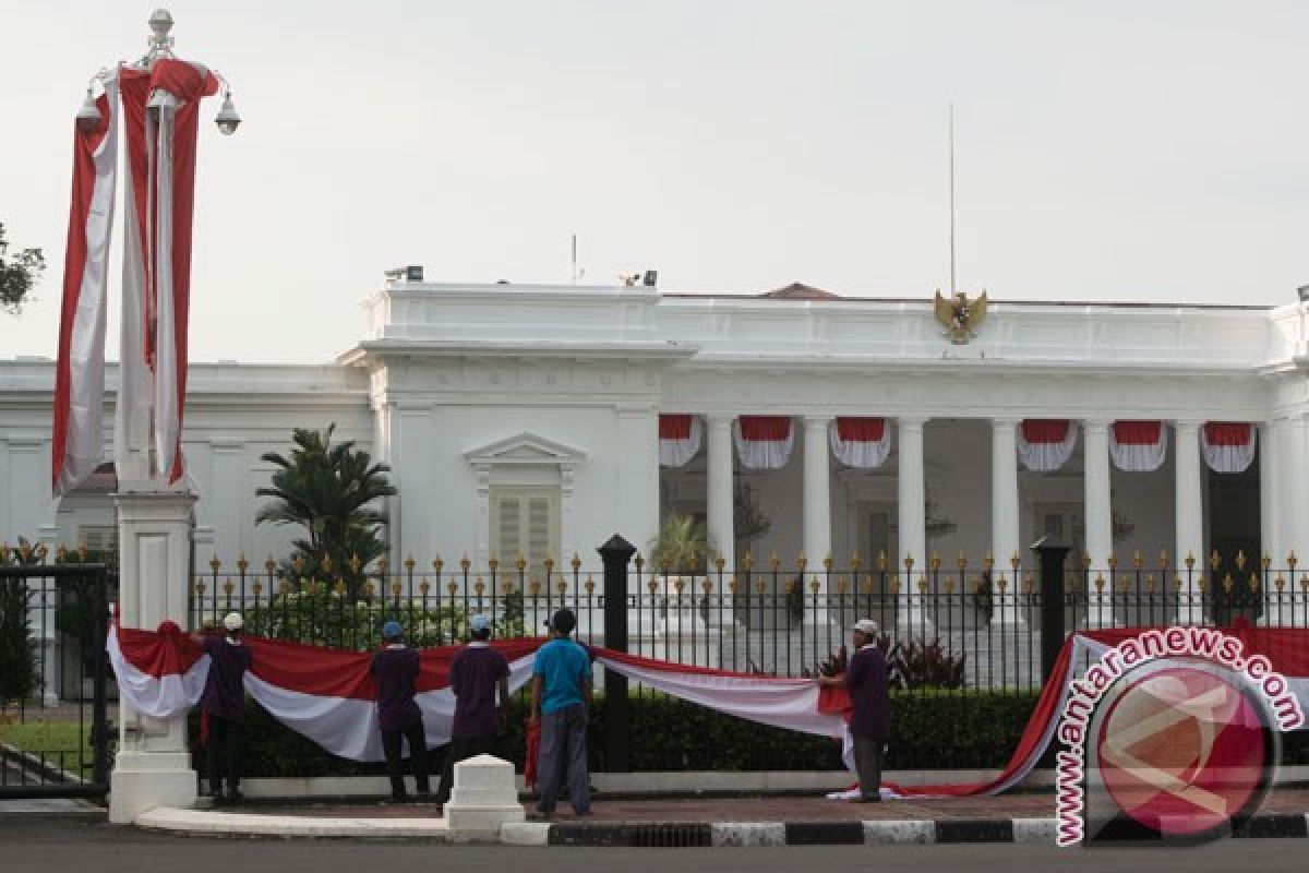 Pria telanjang coba masuk Istana