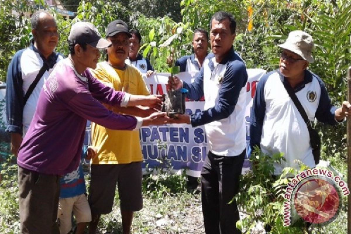 PWI Tanam Pohon di Pinggiran Danau Toba