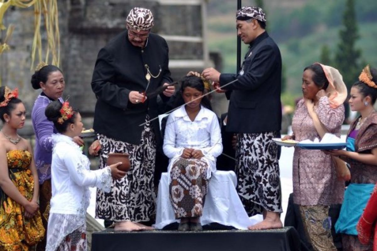 Puncak acara Dieng Culture Festival 2018 di Candi Arjuna