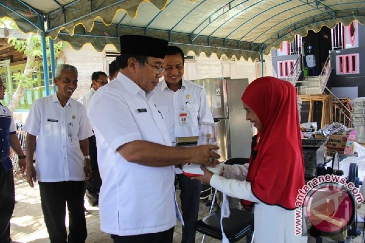 Dinsos Salurkan Bantuan Perajin Kue dan Kerupuk 