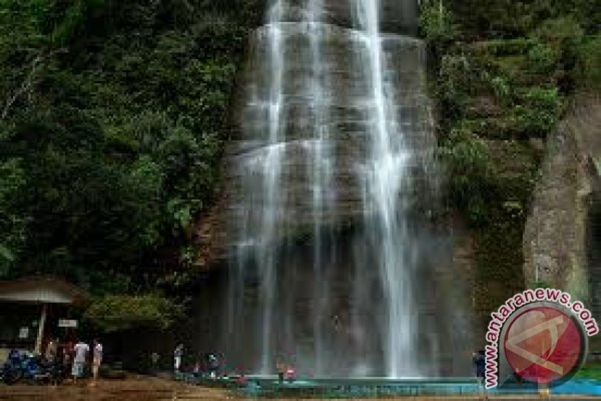 Thousands of Tourists Visit Harau Valley