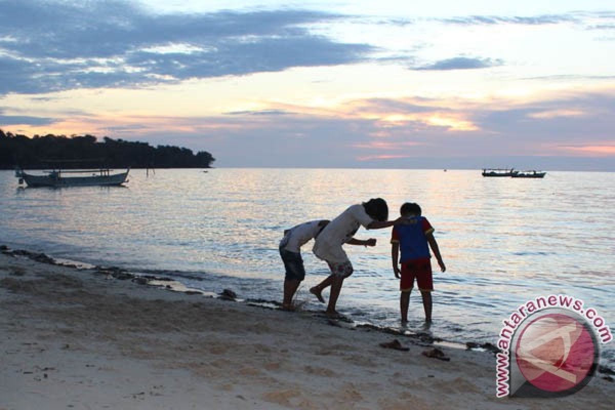 Pantai Kaluku Tarik Minat Wisatawan Berkemah