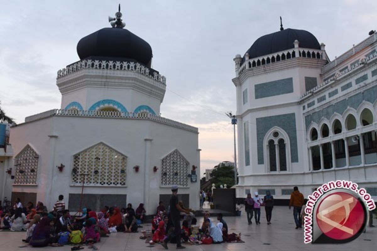 Pelajar Mamuju Kagumi Arsitektur Masjid Raya Medan