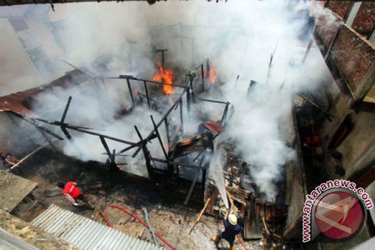 Wali Kota Lhokseumawe jenguk warga korban kebakaran
