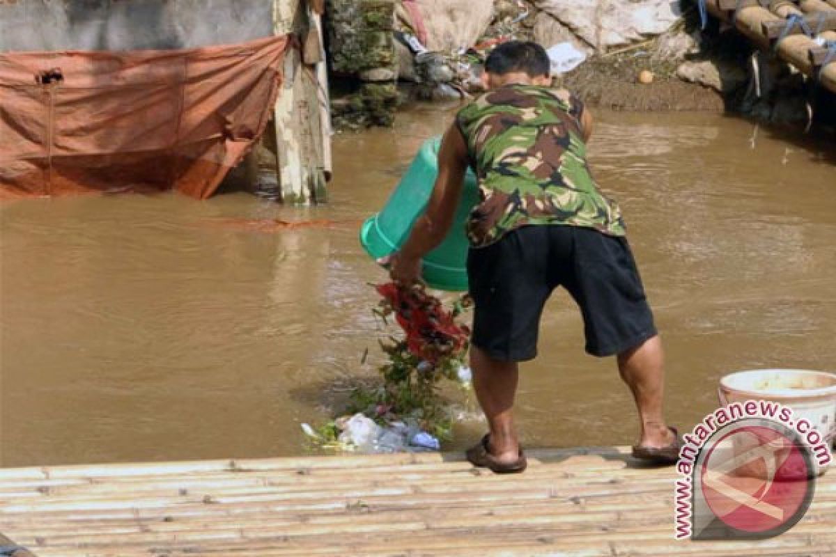 Sulit Hilangkan Budaya Buang Sampah Sembarangan ke Sungai