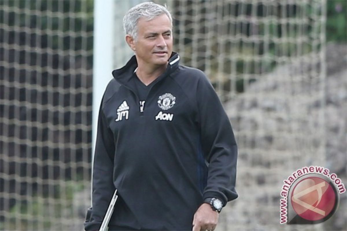 Mourinho Mengikis Sisa-Sisa "Rezim"  Van Gaal