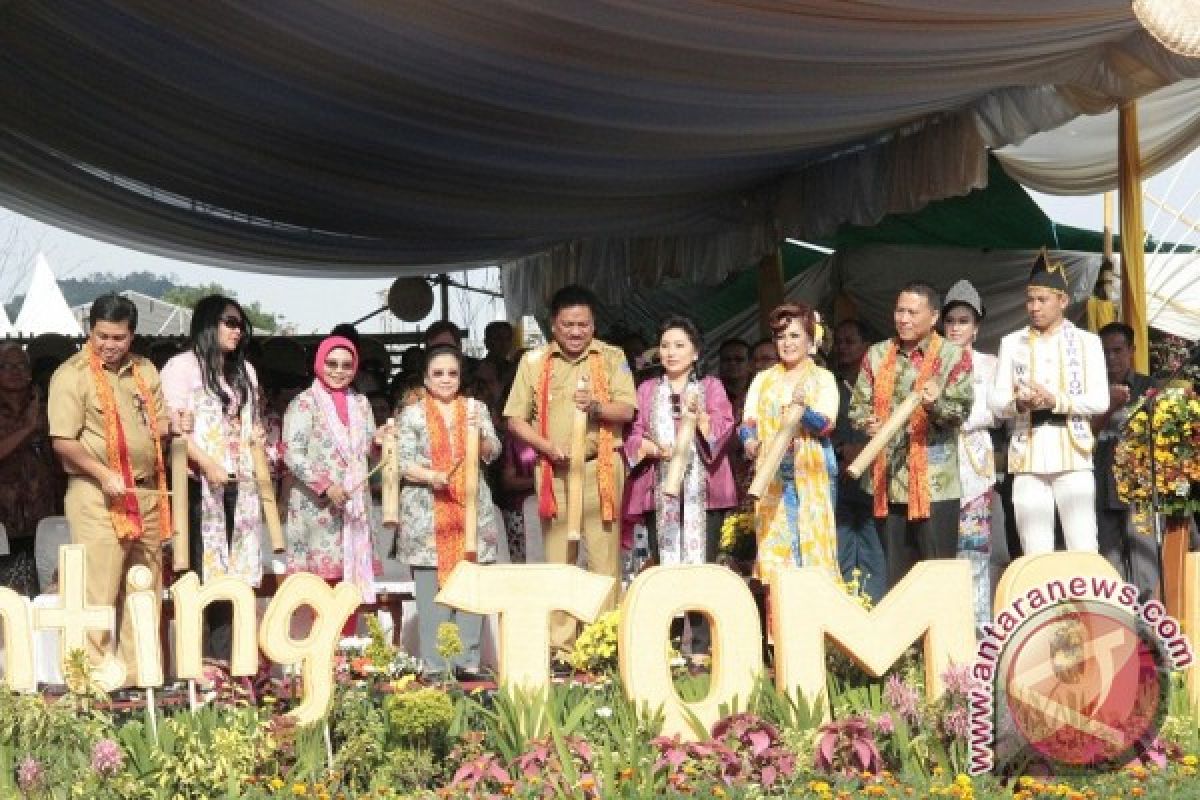 Megawati Soekarnoputri Hadiri "Tomohon International Flower Festival"