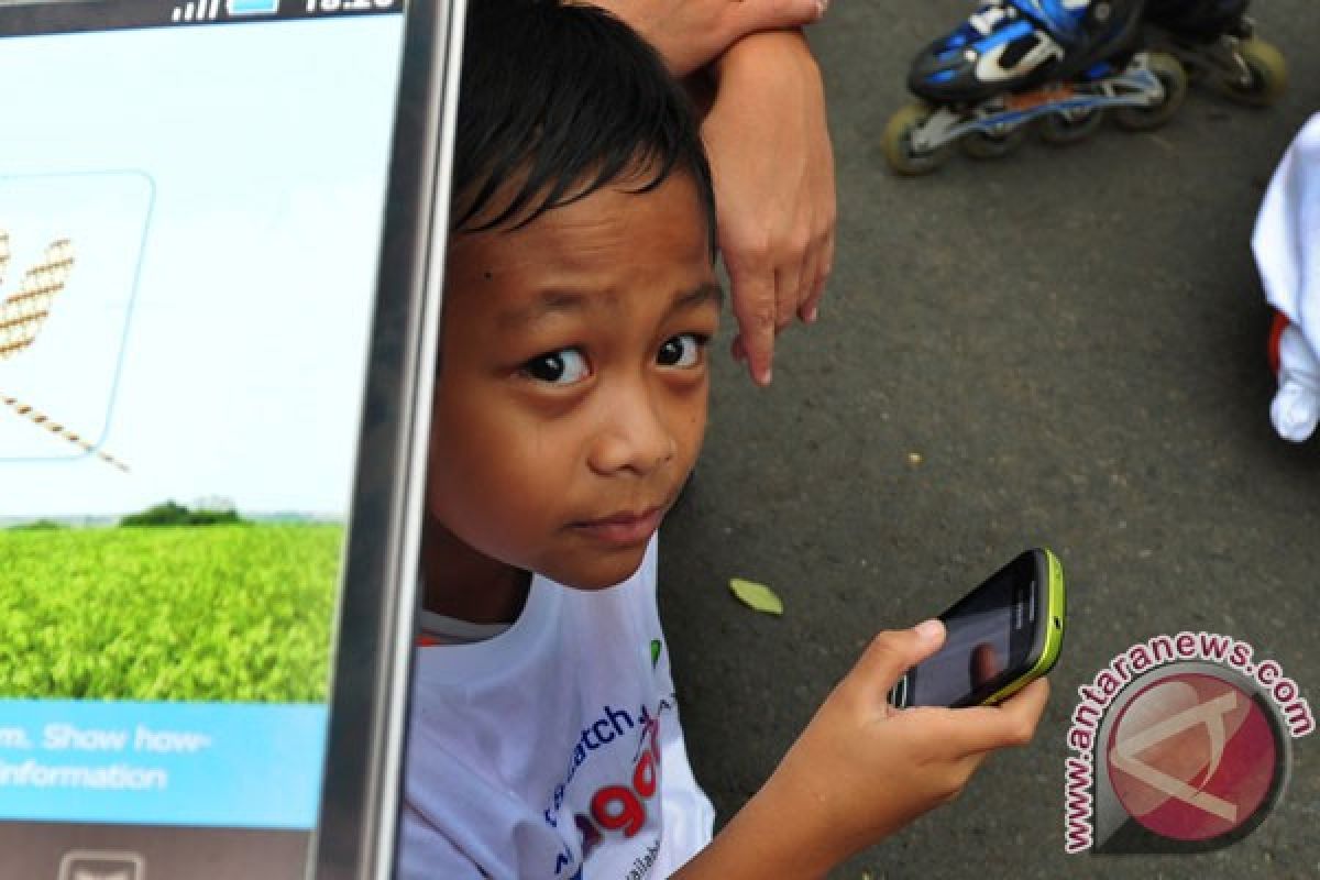 Jangan biarkan anak main gawai sendirian namun dibimbing