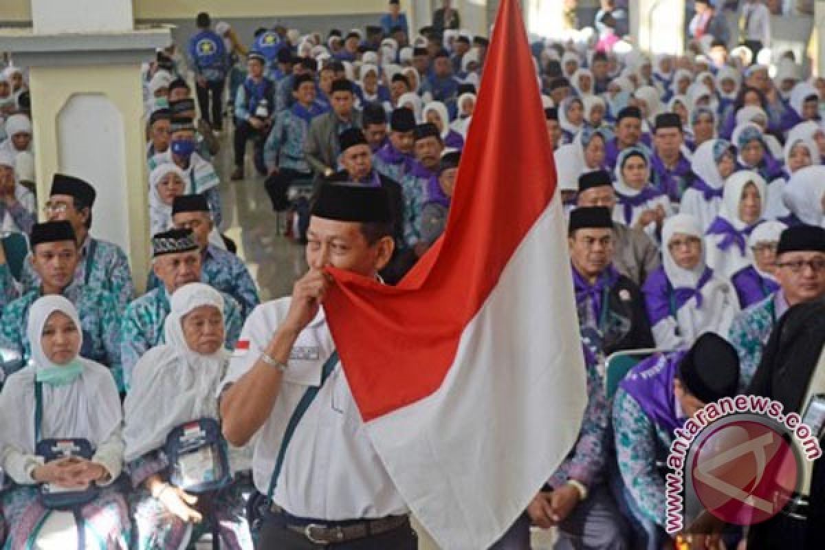 Pemberangkatan JCH kloter I terlambat dua jam 