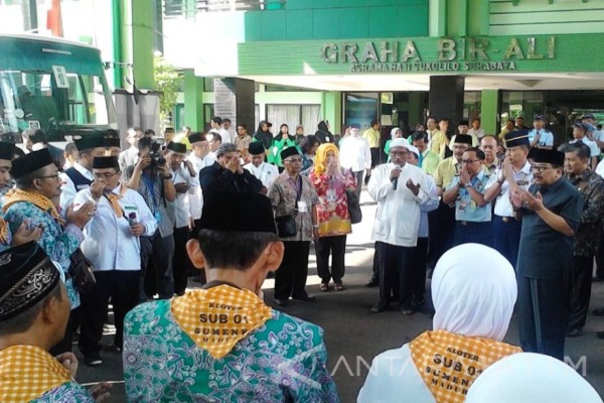 Gubernur Jatim Lepas Calhaj Kloter 1 Embarkasi Juanda