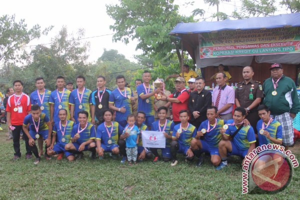 Rupinus Tutup Sepakbola Bupati Sekadau Cup