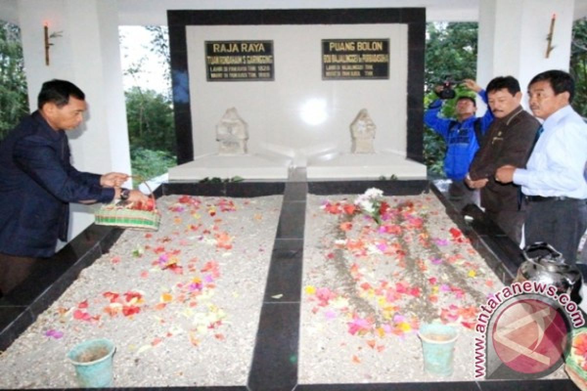 Pemkab Simalungun Ziarah Ke Makam Raja Marpitu