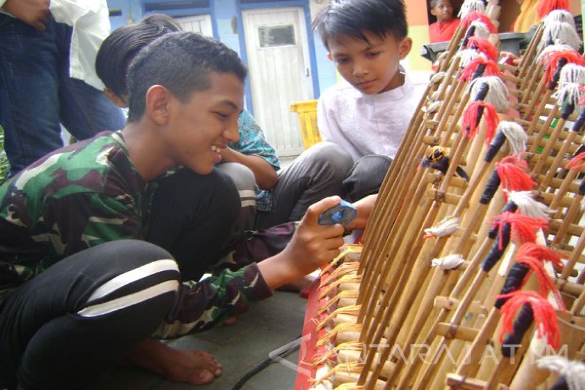 SMP Muhammadiyah 11 Surabaya Bertekad Lestarikan Permainan Tradisional 
