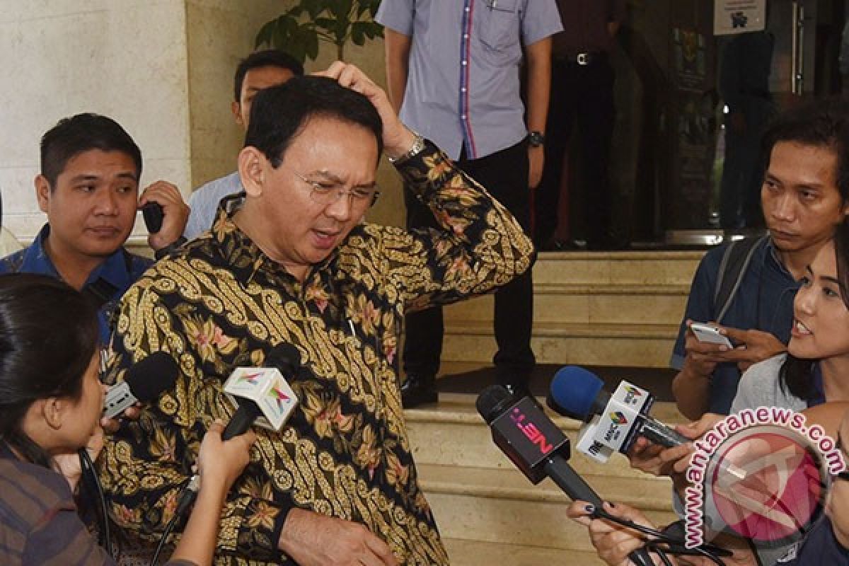 Gubernur Ahok mengimbau kendaraan dinas pejabat agar plat merah