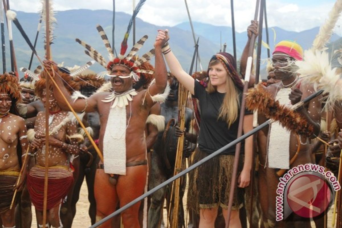 Wisatawan dan Masyarakat Adat Papua