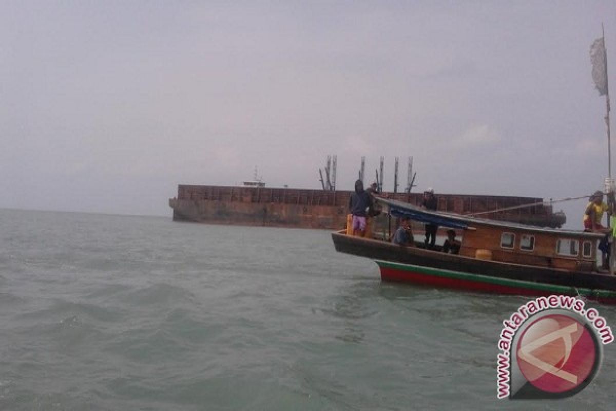 Polisi Bubarkan Paksa Nelayan Sandera Kapal Tongkang Milik PT Sejati 555