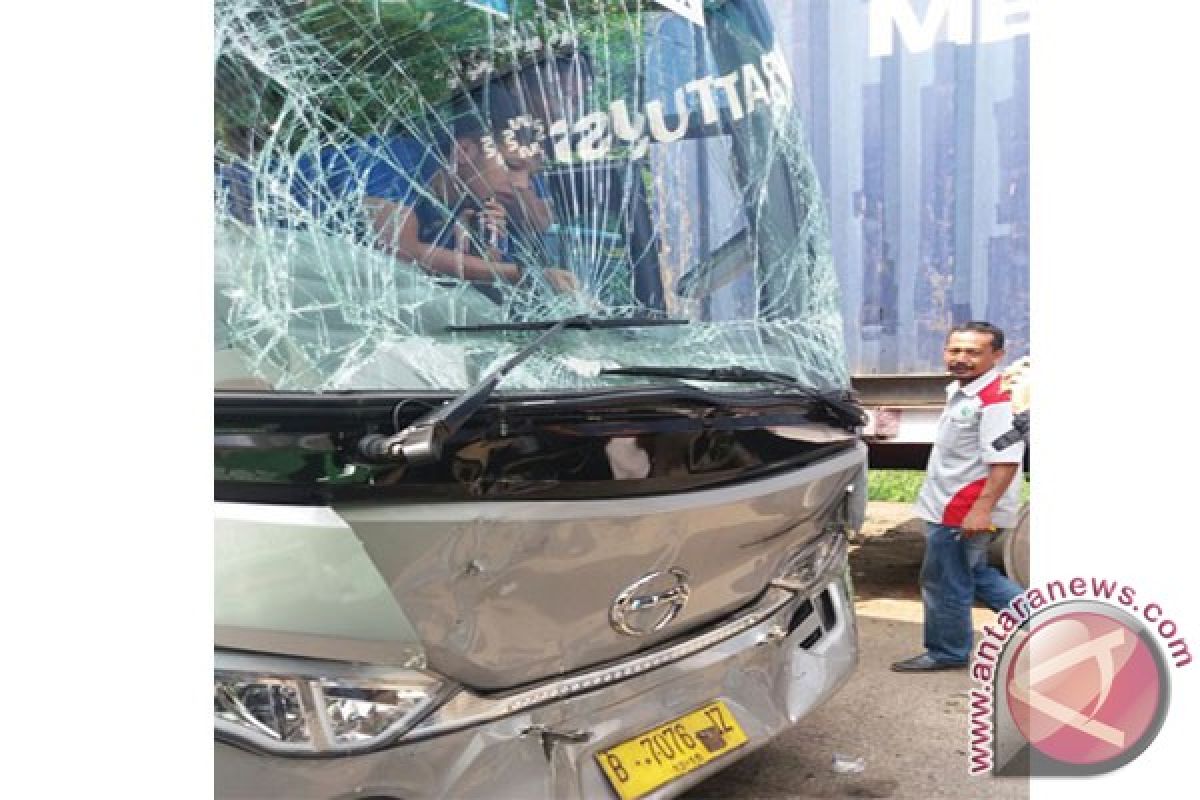 Bus Persib Alami Kecelakaan Di Tol Jakarta-Cikampek