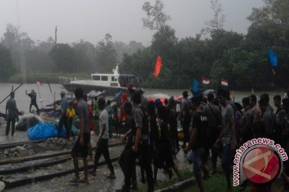 Rumah warga pro-tambang pasir dirusak massa