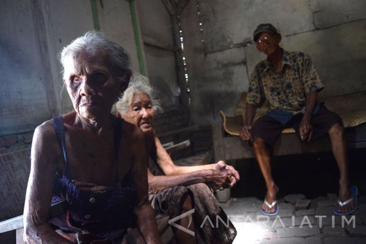 Nenek Sijah pun Membanting Tulang Demi Bertahan Hidup