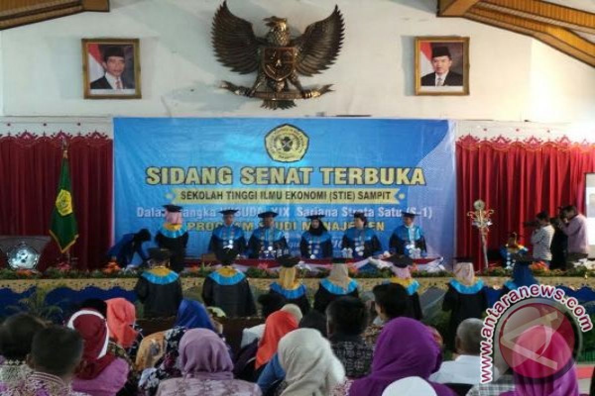 STIE Sampit Cetak 41 Sarjana Baru 