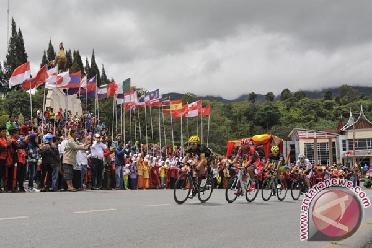 Pebalap TdS dapat kesempatan berwisata di Bukittinggi