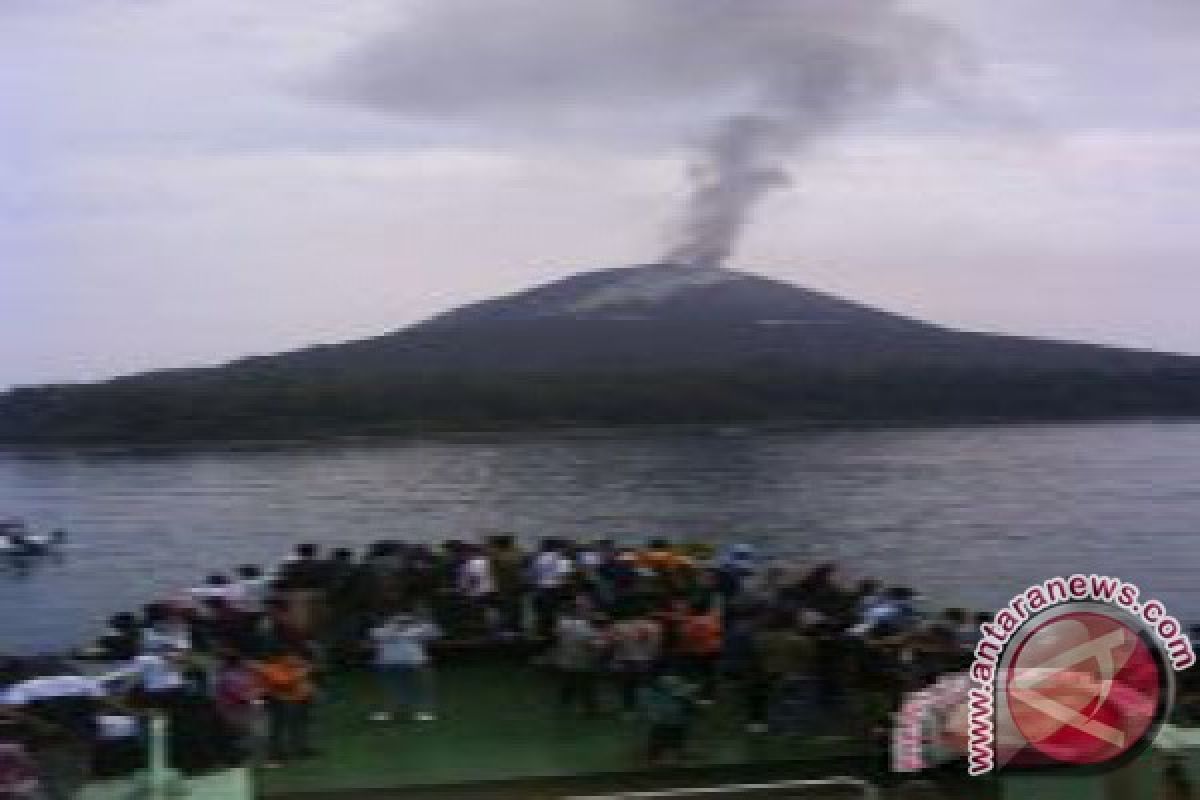 Gunung Anak Krakatau keluarkan suara gemuruh