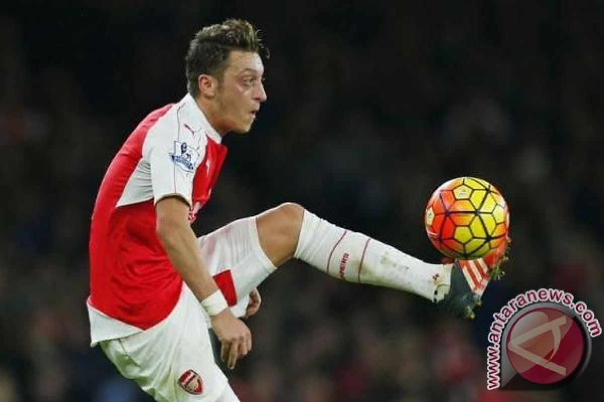 Thierry Henry bujuk Ozil tetap di Arsenal untuk jadi legenda