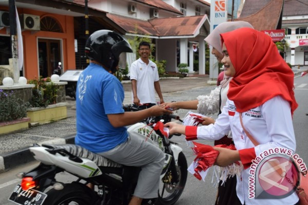 Partai Perindo Sawahlunto Bagikan Seribu Bendera Gratis