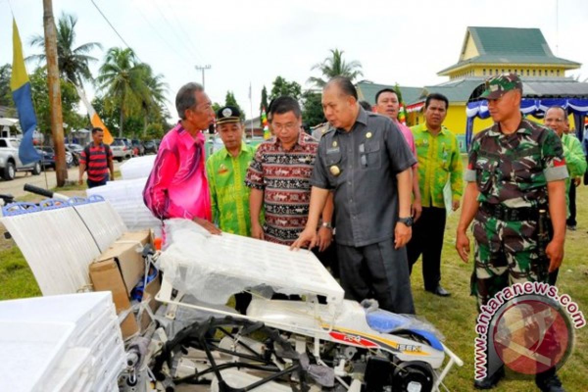 Kelompok Tani Terima Bantuan Alsintan 