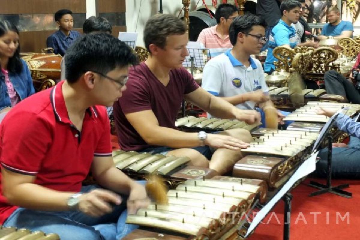 Melongok Kegiatan Peserta Kemah Budaya Lima Negara di Unej 