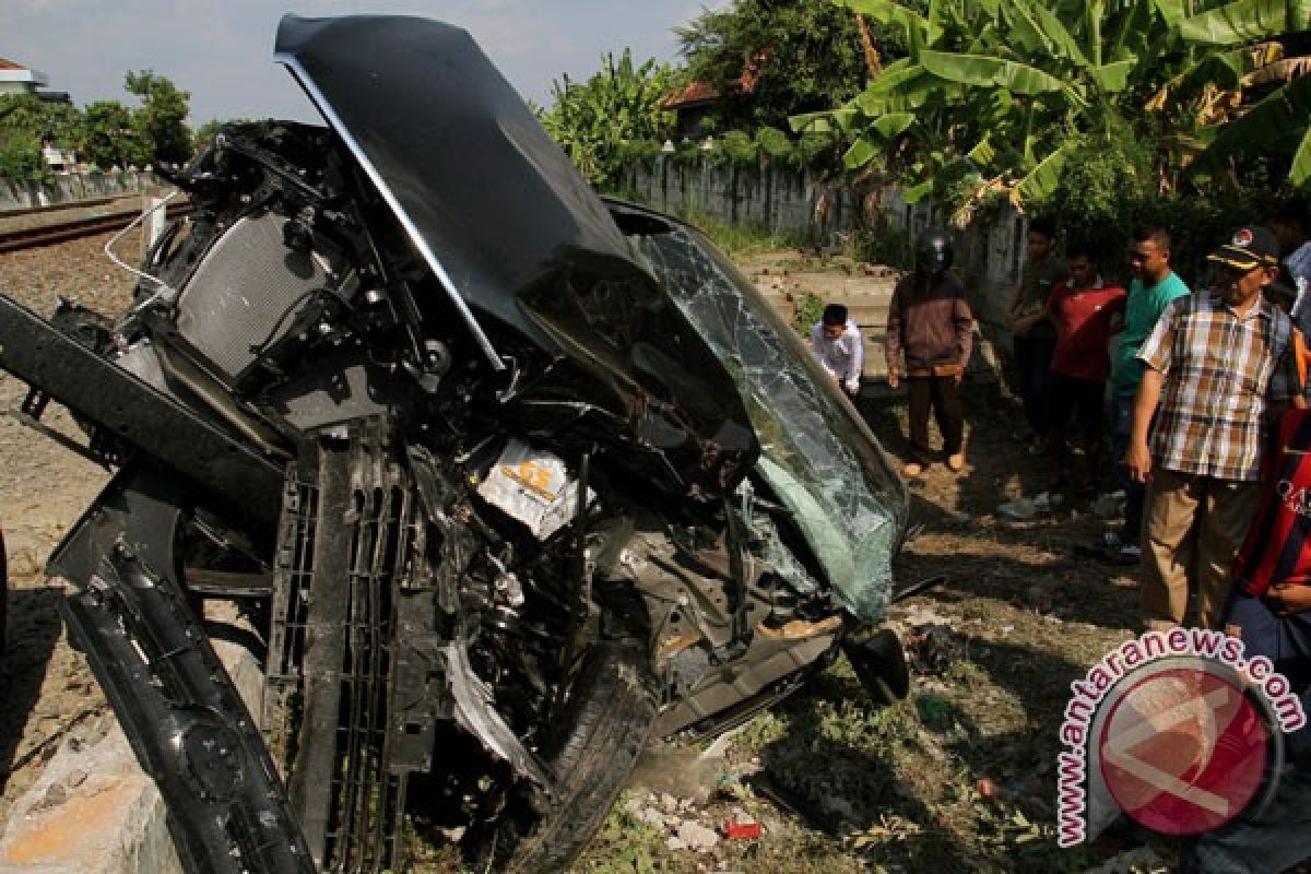 Kereta api tabrak mobil satu tewas