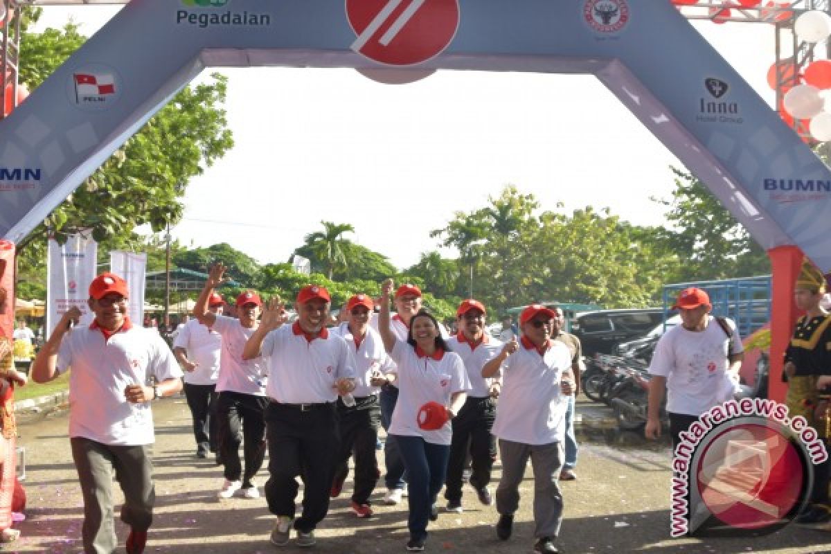 BUMNSMN-MENTERI BUMN IKUTI JALAN SEHAT DI PADANG