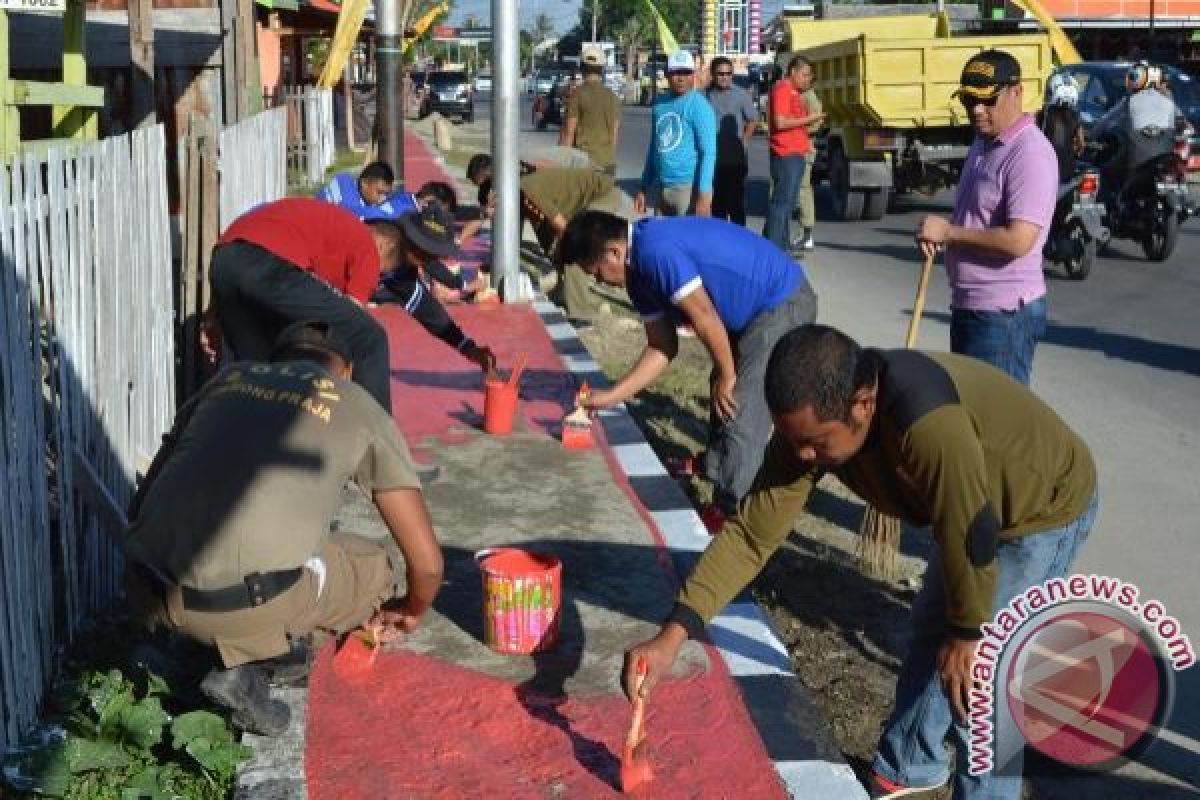 Sambut HUT RI, Satpol PP Bone Bolango Cat Trotoar