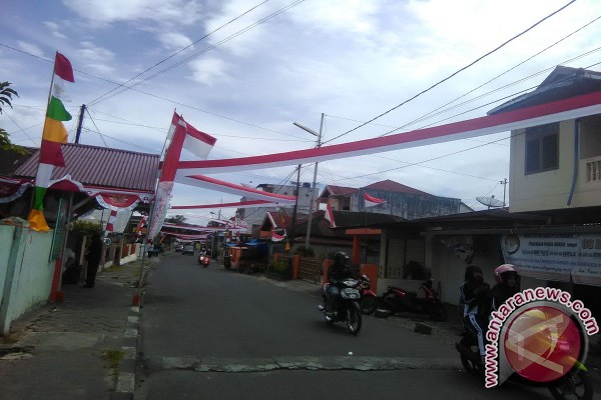 Warga Bentangkan Bendera Satu Kilometer Peringati HUT Kemerdekaan 