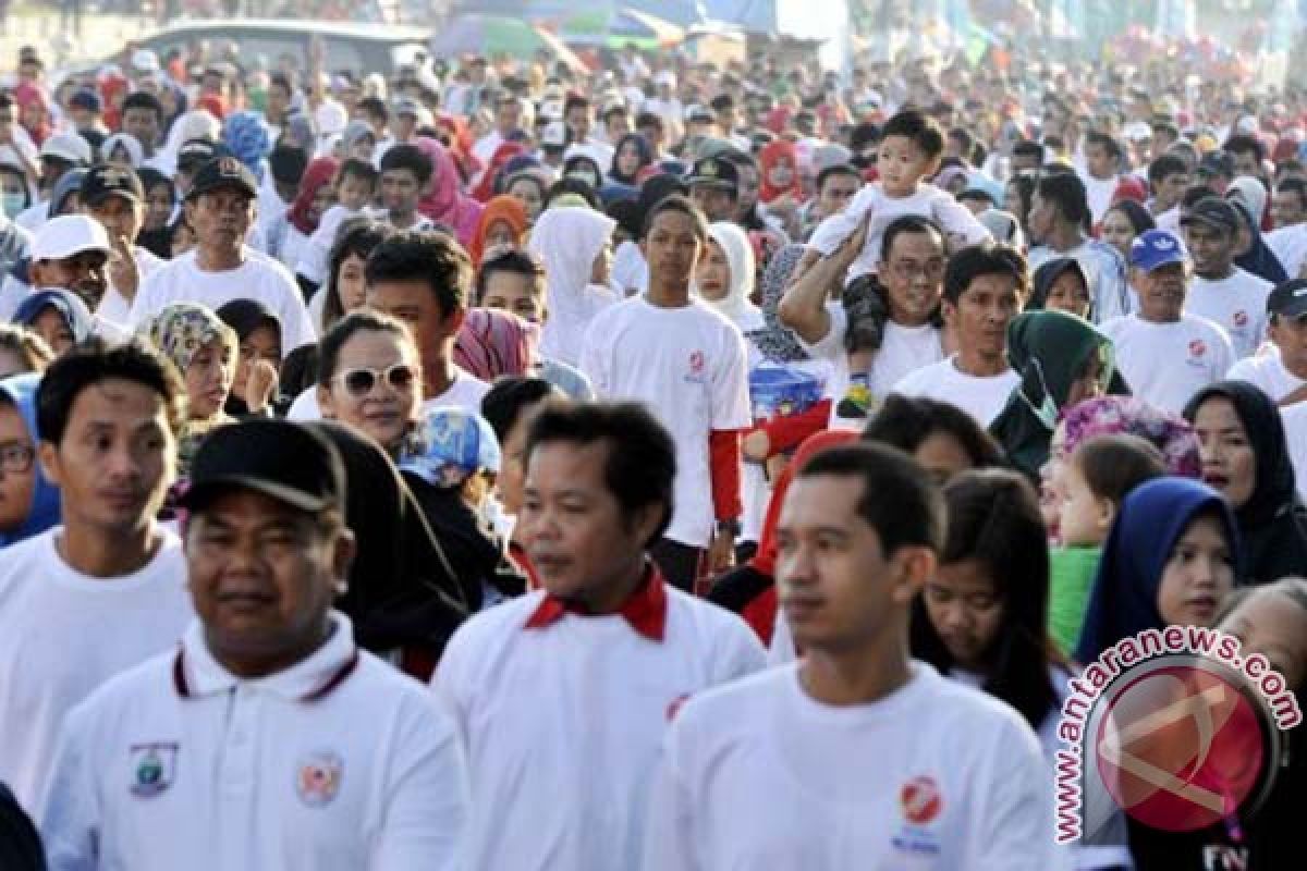 Peserta jalan santai BUMN Sulbar membludak 