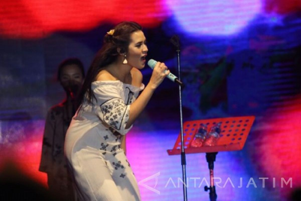 Menikmati Suara Merdu Raisa di Jazz Pantai Banyuwangi