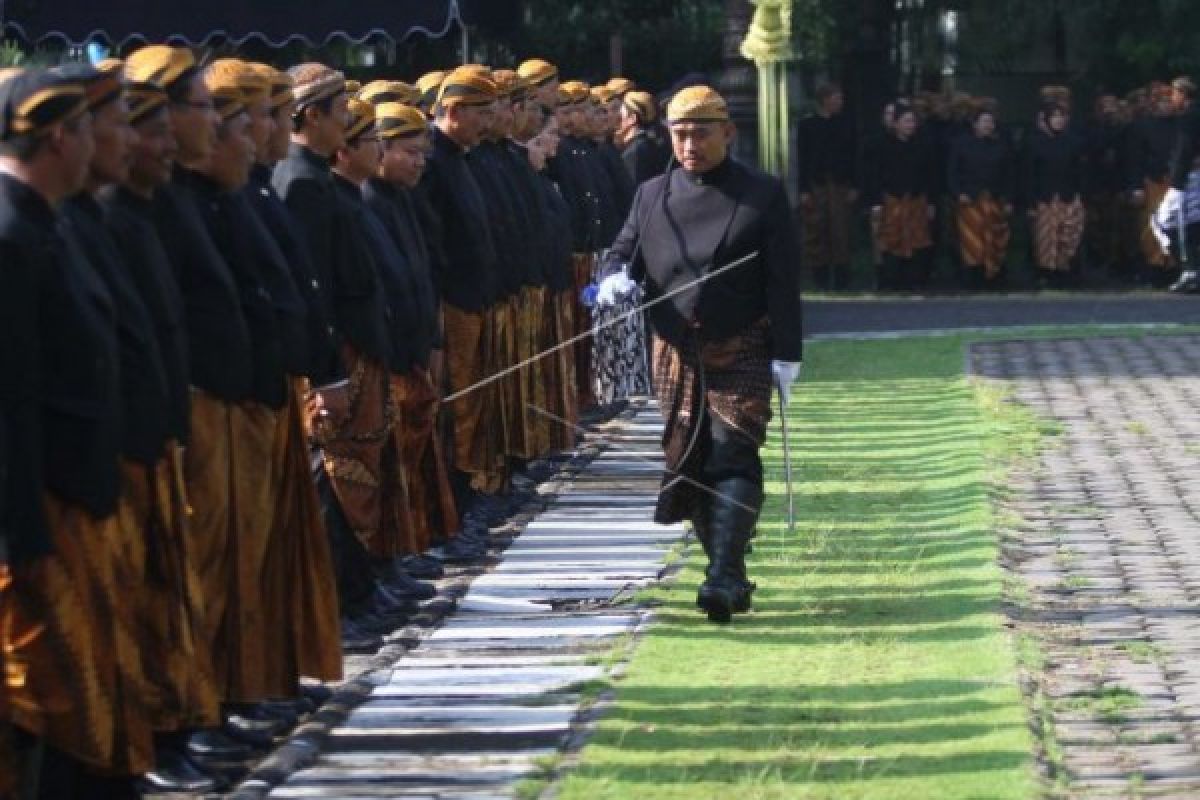 Berpakaian Adat Jawa, PNS Peringati HUT Jateng