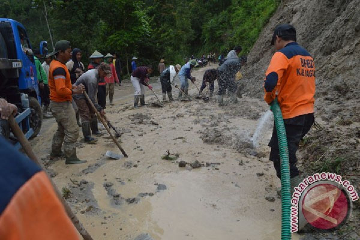 Longsoran tebing menutup jalan antar-desa di Magetan