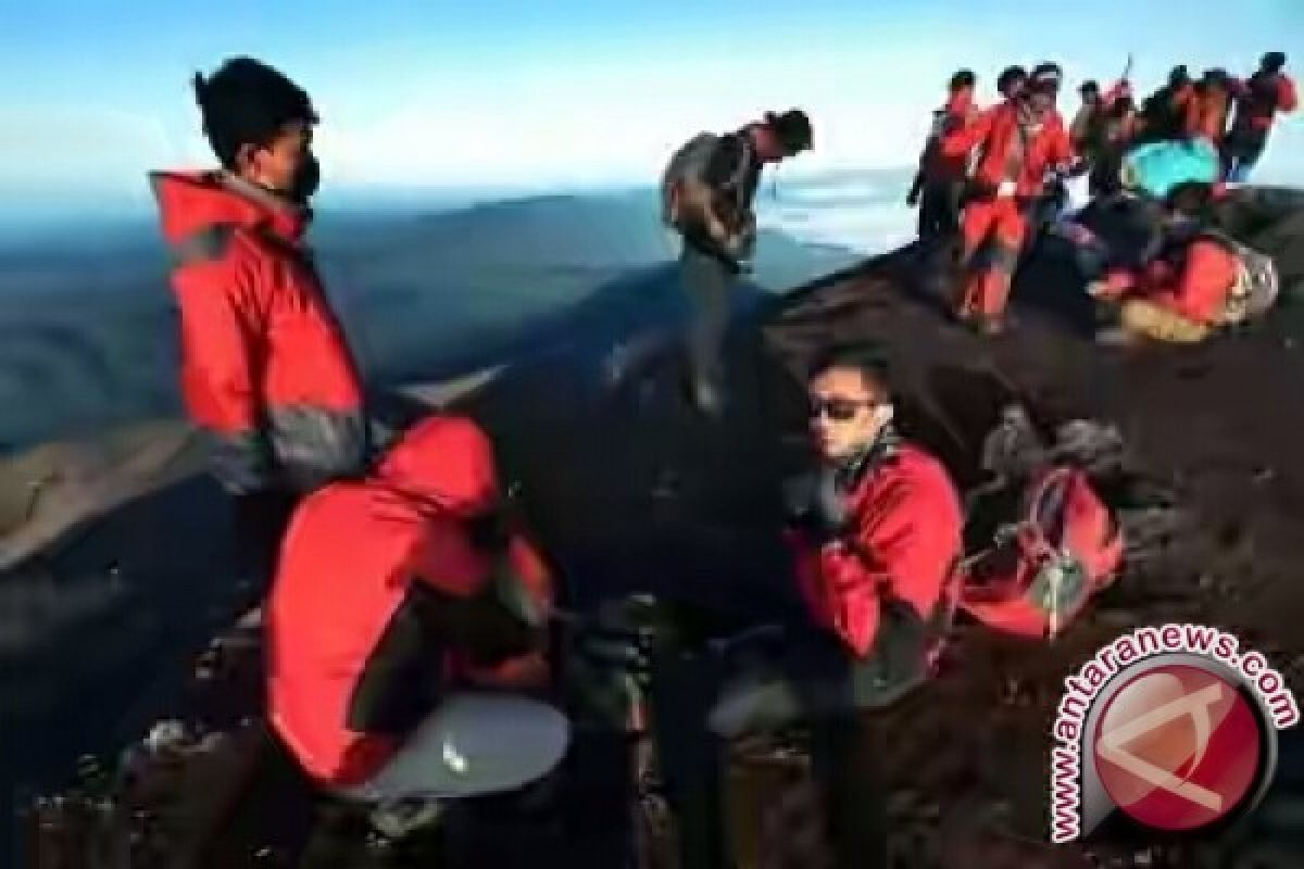 Ratusan pendaki siap gelar upacara bendera di Gunung Kerinci