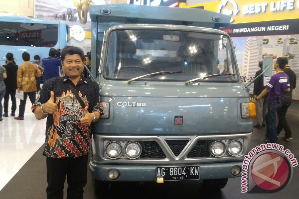 Truk klasik Colt Diesel T200 mejeng di anjungan Fuso