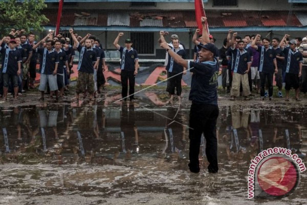 Aksi RMS Di Depan Mapolda Maluku Untuk Mencari Dukungan Masa