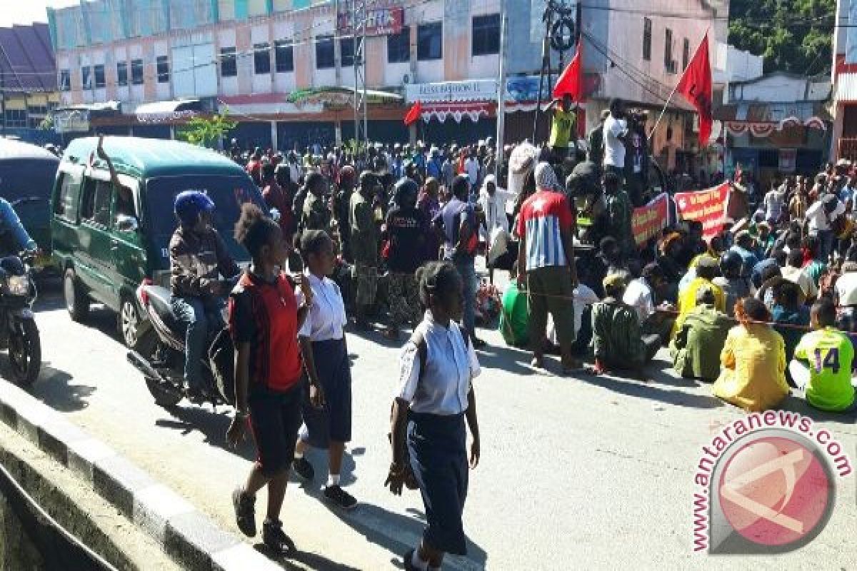 Ruas jalan Abepura-Waena macet akibat demo KNPB