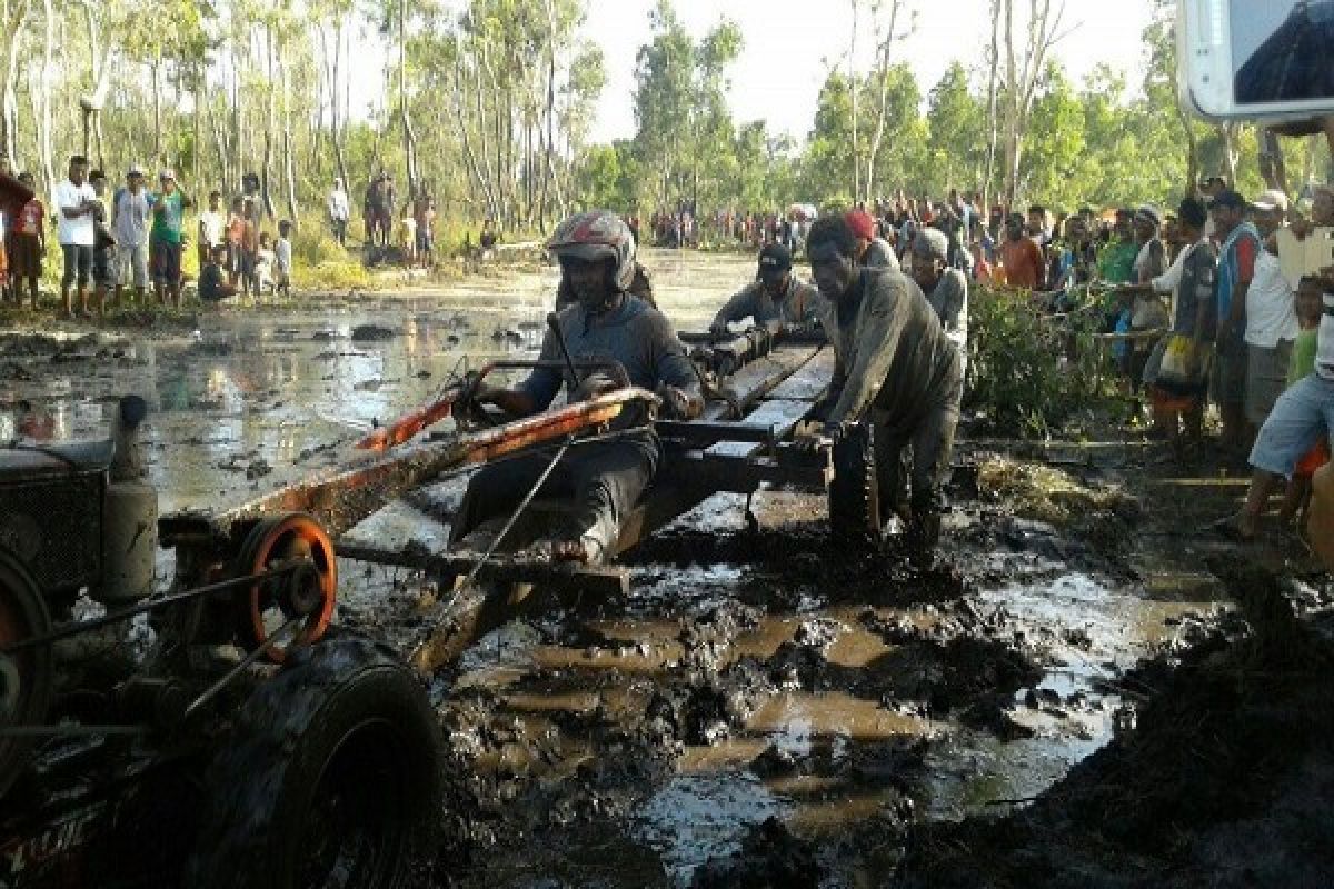 Babinsa Koramil Merauke koordinir lomba balap traktor