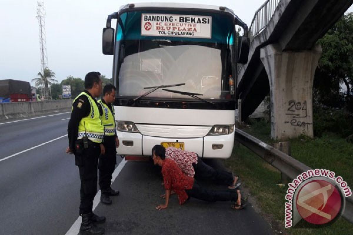 Naik-Turun Penumpang Dalam Tol Marak