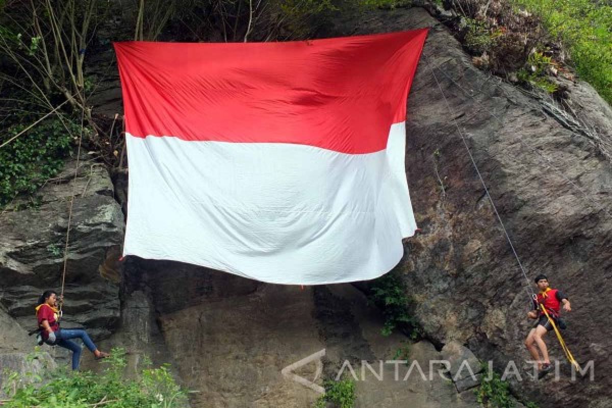 Mahapala Universitas Jember Kibarkan Bendera Merah Putih