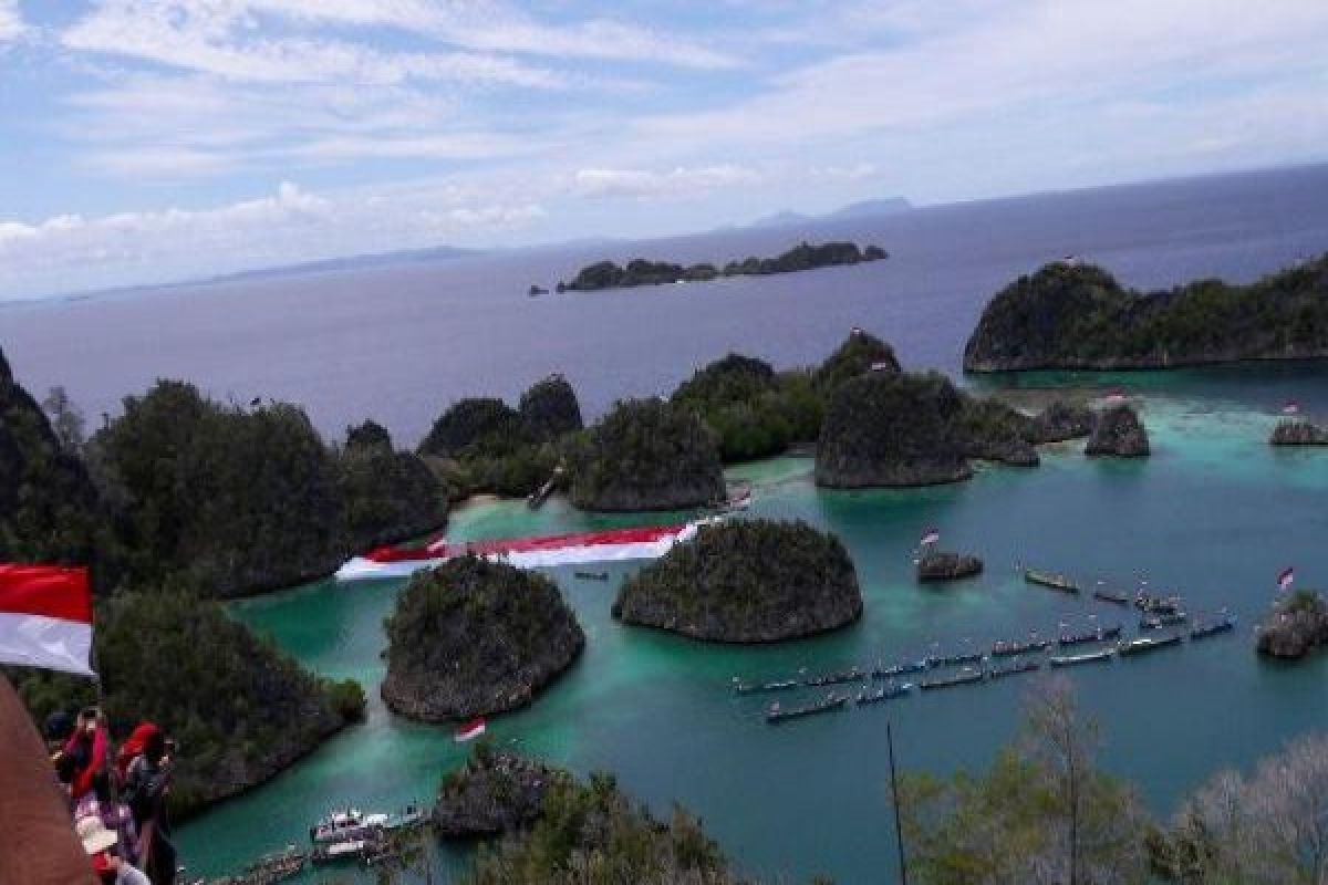 Bendera Merah Putih terbesar berkibar di Raja Ampat