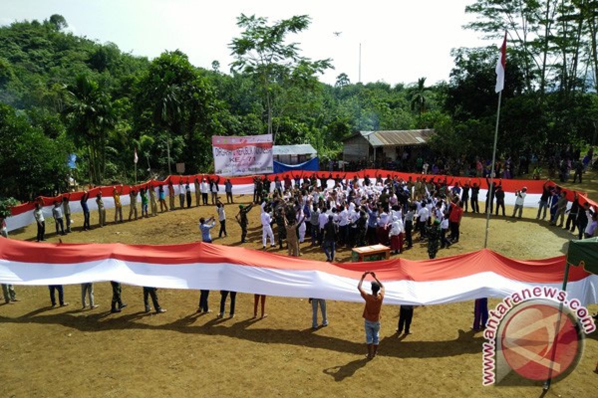 Bendera panjang kelilingi SMP terpencil di Aceh Timur