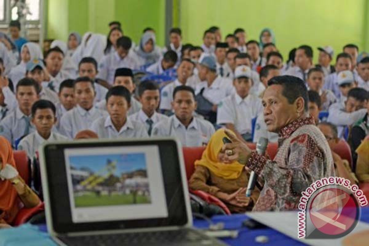 Dirut PT Reasuransi Indonesia mengajar siswa SMK