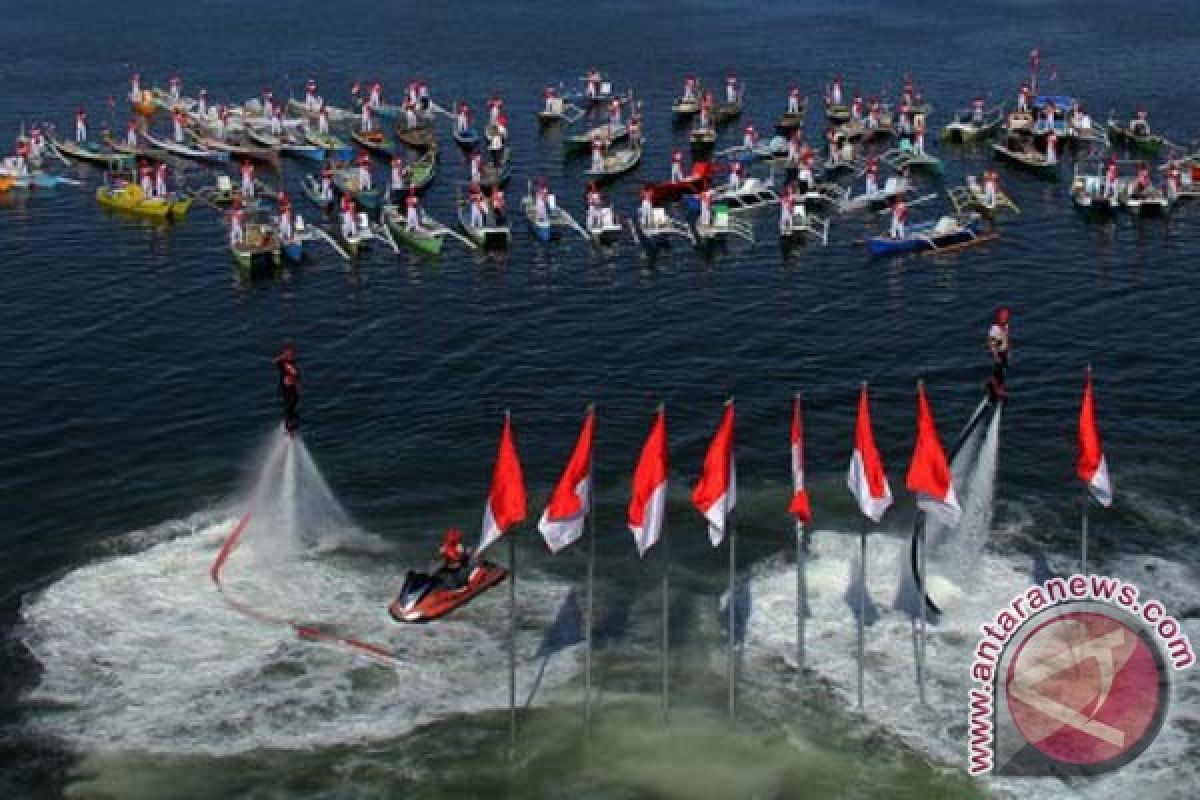 71 Perahu iringi pengibaran bendera di Losari